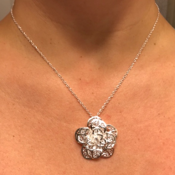 NEW!💙💎GORGEOUS 🌹ROSE🌹 NECKLACE!💎💙SILVER TONE - Picture 3 of 8